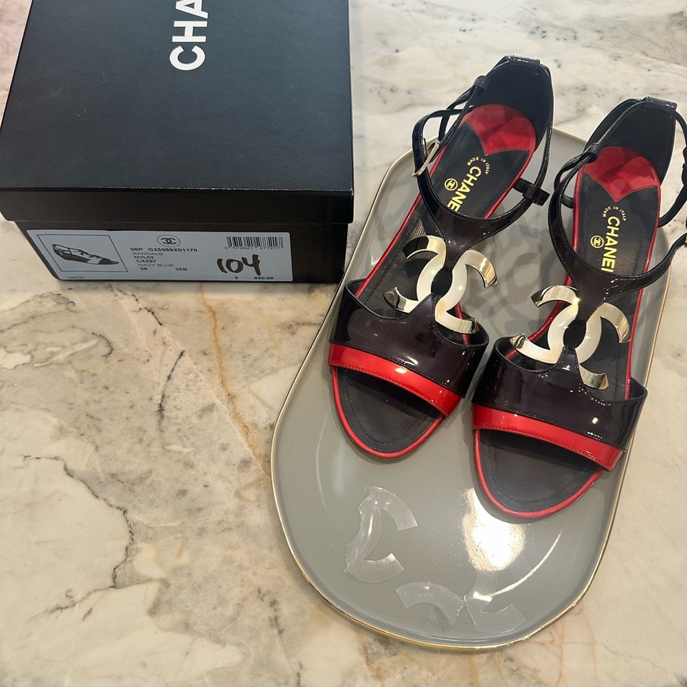 CHANEL Navy & red patent leather sandals 😍
